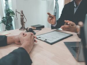 abogado asesorando cliente en oficina elegante