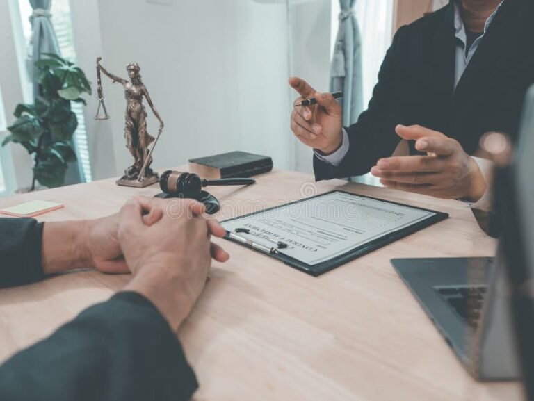 abogado asesorando cliente en oficina elegante