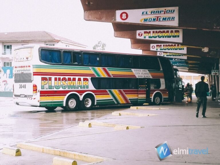 autobus de larga distancia en ruta argentina