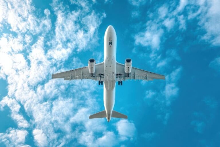 avion despegando con cielo azul claro