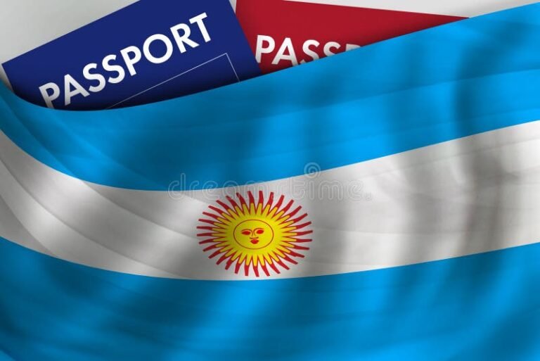 Cómo Se Puede Obtener La Nacionalidad Argentina Por Opción 8 bandera argentina ondeando sobre pasaporte abierto