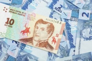 billetes reales brasilenos y pesos argentinos juntos