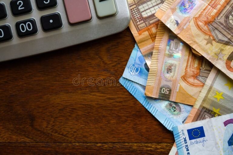 Qué significa tasa fija y cómo afecta tus préstamos o inversiones 14 billetes y calculadora sobre mesa financiera