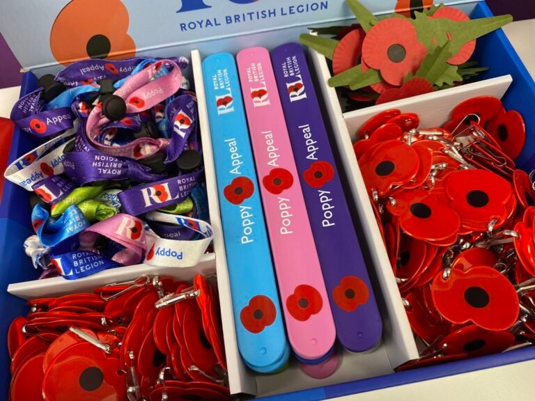 Por qué elegir bolsas plásticas con logos para tu negocio 29 bolsas plasticas con logos coloridos apiladas