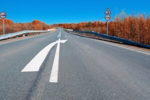 carretera con senales de sobrepaso claras