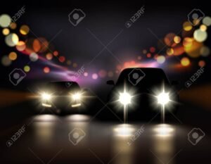 carretera nocturna con luces delanteras encendidas