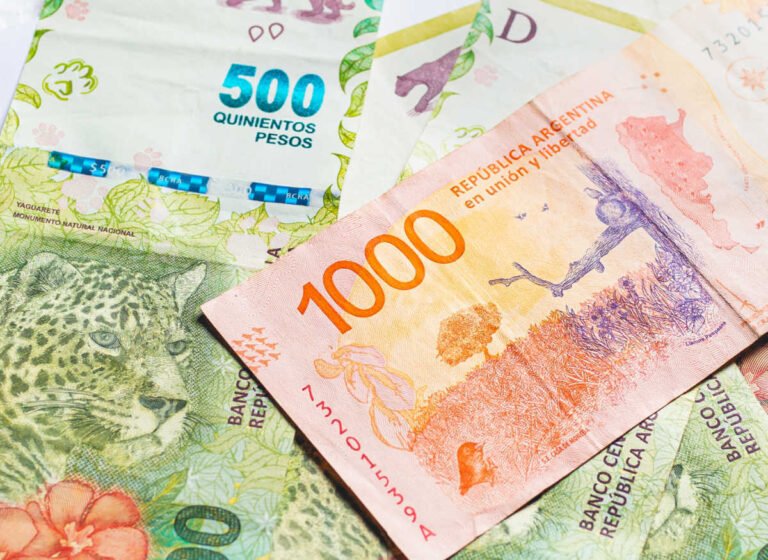 Cómo son los créditos UVA y cuáles son sus beneficios en Argentina 5 casa moderna con llave y billetes argentinos