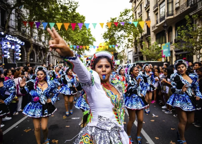Cuándo es el próximo feriado por Carnaval en Argentina 6 celebracion colorida carnaval argentina calles fiesta