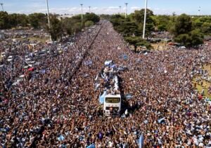 celebracion de futbol con bandera argentina