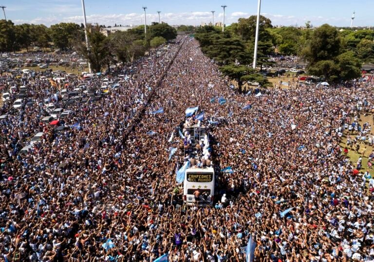 celebracion de futbol con bandera argentina