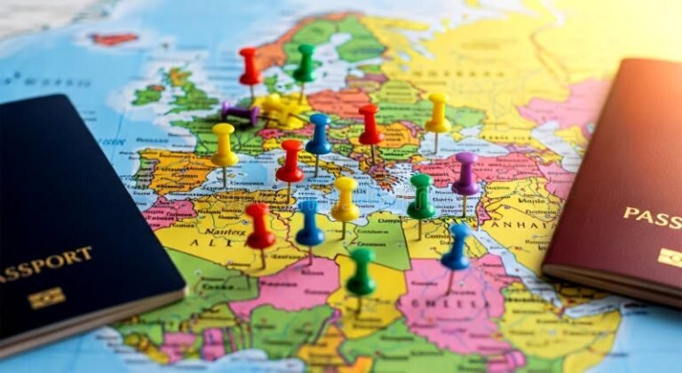 Con Qué Pasaporte Debo Viajar Si Tengo Doble Nacionalidad 9 dos pasaportes sobre mapa mundial colorido