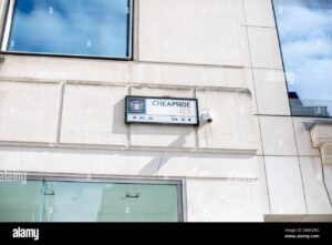 edificio municipal con senal de seguridad visible