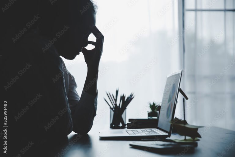 Qué consecuencias tiene la suspensión laboral por falta injustificada 2 empleado preocupado frente a computador oficina