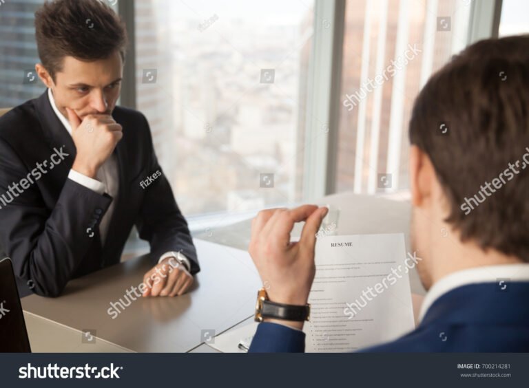 empleado preocupado revisando documentos laborales