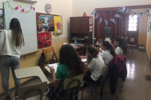 estudiantes argentinos celebrando en aula escolar