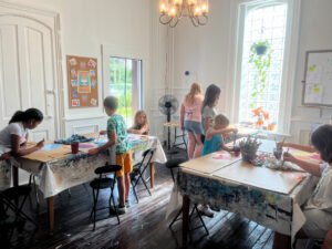 estudiantes pintando en taller de arte 1