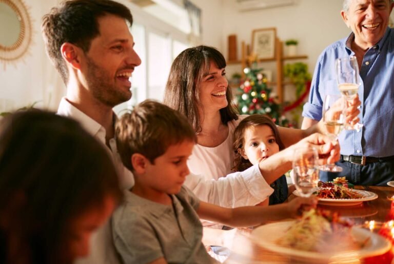 familia argentina celebrando juntos en casa
