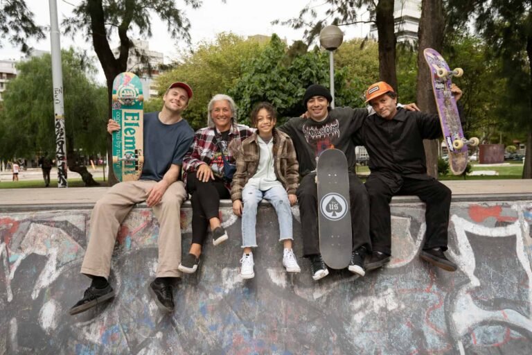 familia argentina en un parque jugando