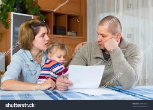 familia con ninos en casa preocupada