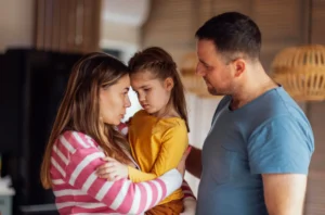 familia consolandose tras perdida familiar