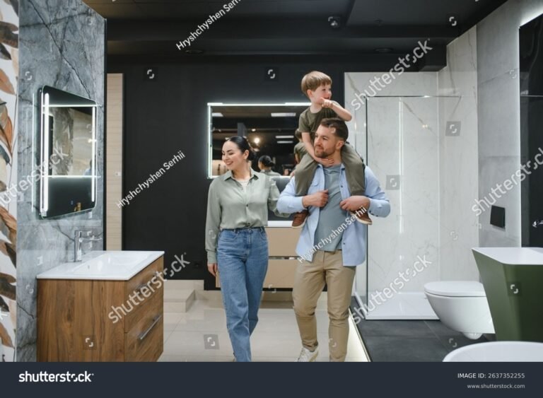 Cómo funciona el Plan Mi Baño para el desarrollo social en Argentina 19 familia feliz usando un bano moderno