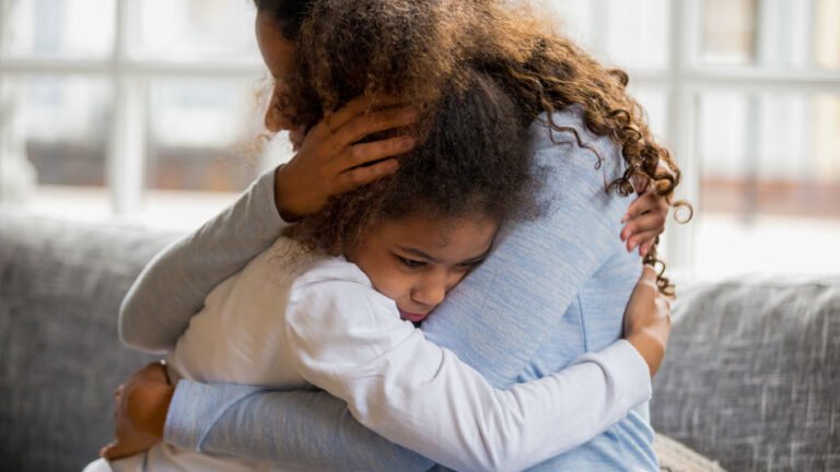 madre con nino recibiendo ayuda social