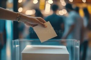 mano cerrando sobre voto urna transparente