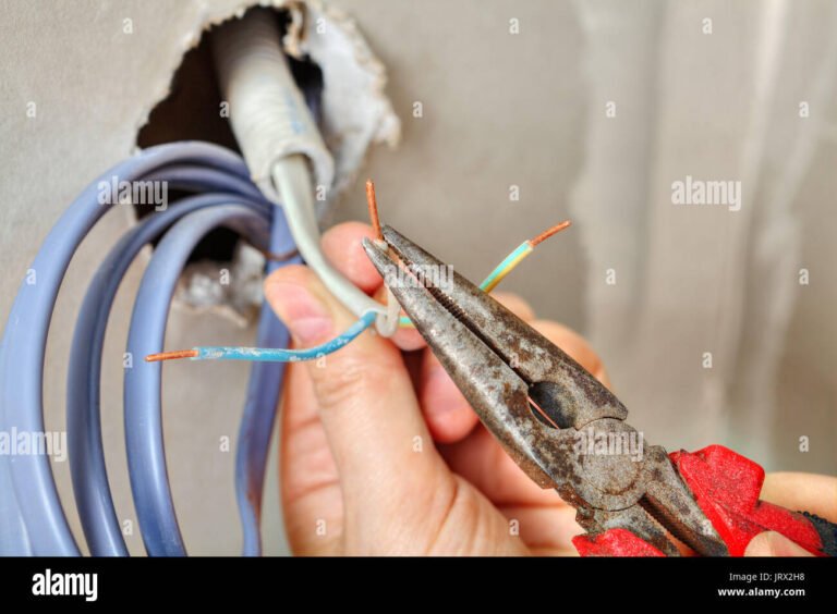 Cómo se conecta una llave de luz punto y toma correctamente 26 manos conectando cables en llave de luz