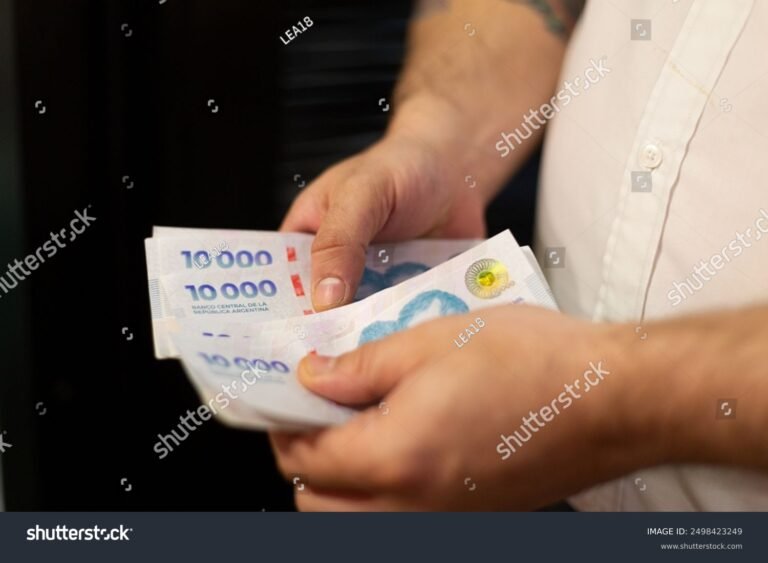 manos dando dinero en mano argentina