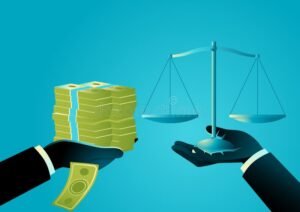 manos entregando dinero con balanza justicia