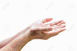 manos entregando un testamento antiguo abierto