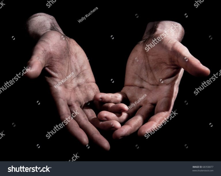 manos entrelazadas con sombra oscura