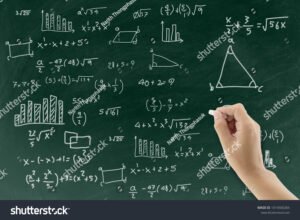 manos escribiendo formulas matematicas en pizarra