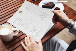 manos revisando recibo de nomina laboral