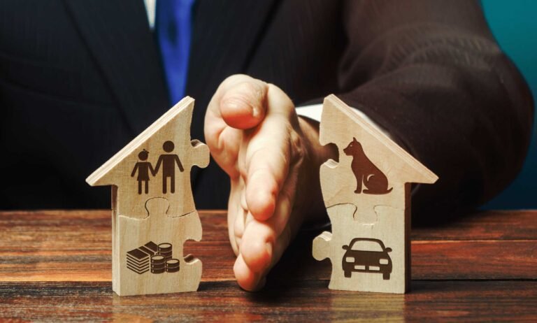 manos separando una casa y objetos personales