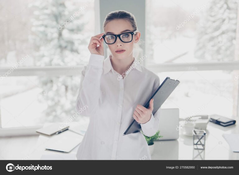 Qué documentación se necesita para iniciar los trámites de jubilación 9 manos sosteniendo documentos oficiales y gafas