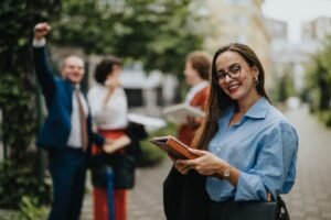 mujer empoderada con fondo urbano sonriente