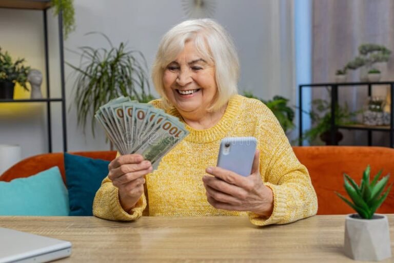 Cuánto Cobran Las Amas De Casa En Jubilación En Argentina 33 mujer mayor feliz con dinero y hogar