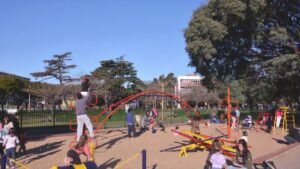 ninos jugando en parque argentino