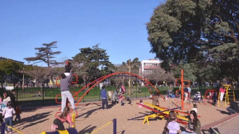 ninos jugando en parque argentino