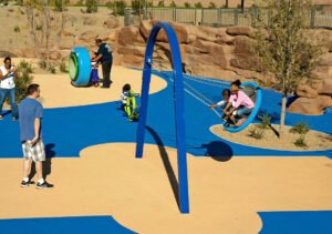 ninos jugando en parque urbano seguro