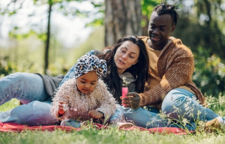 Cuál es la importancia del derecho del niño a vivir en familia 9 ninos jugando felices en familia al aire libre