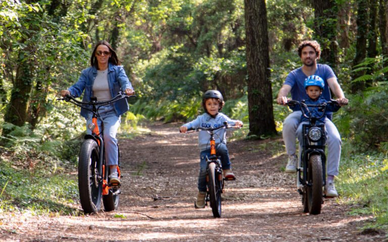 ninos montando bicicletas y motos infantiles