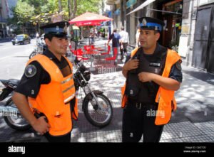 oficial de policia patrullando en buenos aires