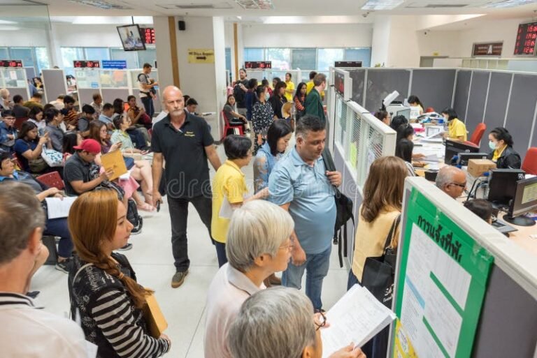 Cómo Realizar Consultas a Migraciones Argentina Fácilmente 25 oficina de migraciones con personas atendiendo