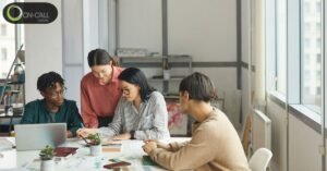 oficina de tramites con personas atendiendo rapido