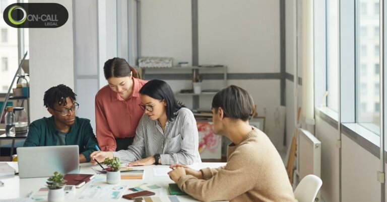 oficina de tramites con personas atendiendo rapido