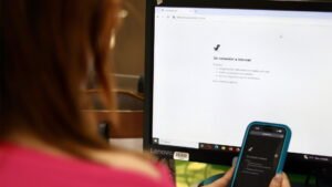 pantalla computadora mostrando sitio web juridico argentino