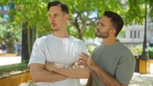 pareja discutiendo en un parque urbano