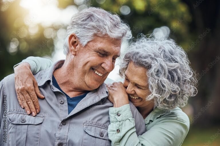 pareja mayor feliz disfrutando al aire libre